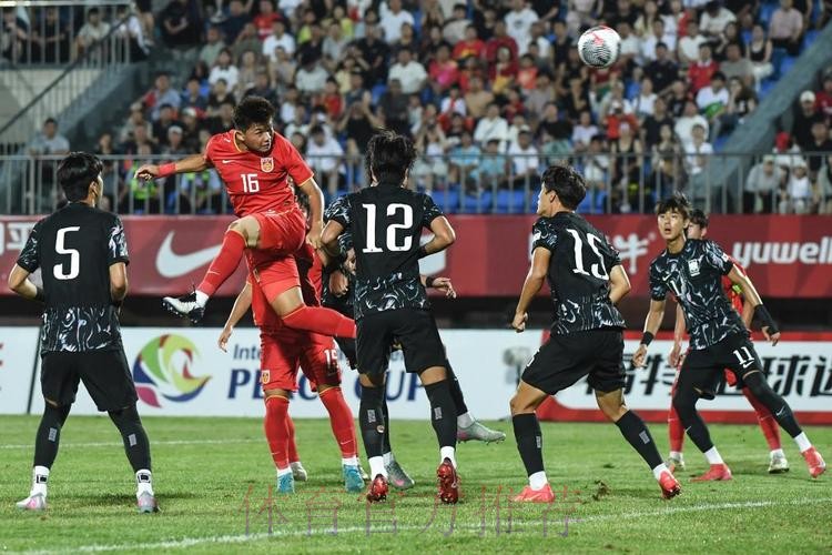 全队拼命曾诚神勇 东亚杯男足0-0战平韩国 全队拼命曾诚神勇 东亚杯男足0-0战平韩国